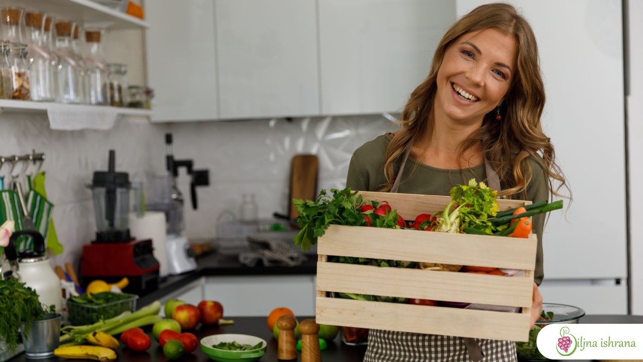 Želite da se hranite sirovom biljnom hranom kako biste se rešili zdravstvenih problema i kreirali dugoročno ZDRAVLJE? Na konsultacijama sa Marinom sa 'Biljne ishrane' dobićete prave smernice uz koje ćete uspeti da preokrenete vašu ishranu na ishranu svežom biljnom hranom.