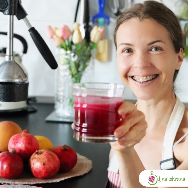 Marina sa 'Biljne ishrane' objašnjava u detaljnoj blog- objavi zašto voli da konzumira sok od nara i zašto ga preporučuje svima koji vole zdravu ishranu.