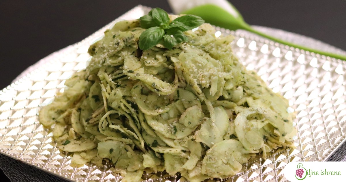 Sirova veganska pasta fusili u pesto sosu na tanjiru.