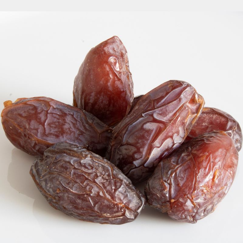 Medjool urme na gomili, svetla pozadina.