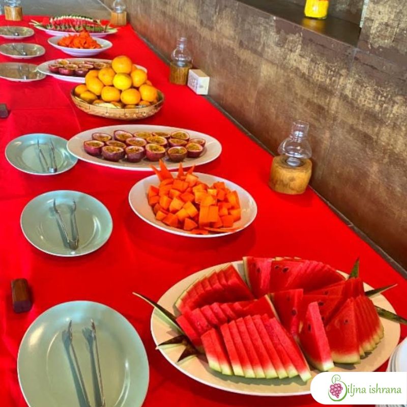 Švedski sto postavljen za doručak na Tajlandskom ritritu Biljne ishrane.