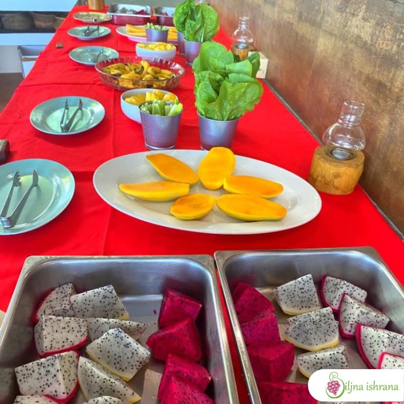 Švedski sto postavljen za ručak na Tajlandskom ritritu Biljne ishrane.