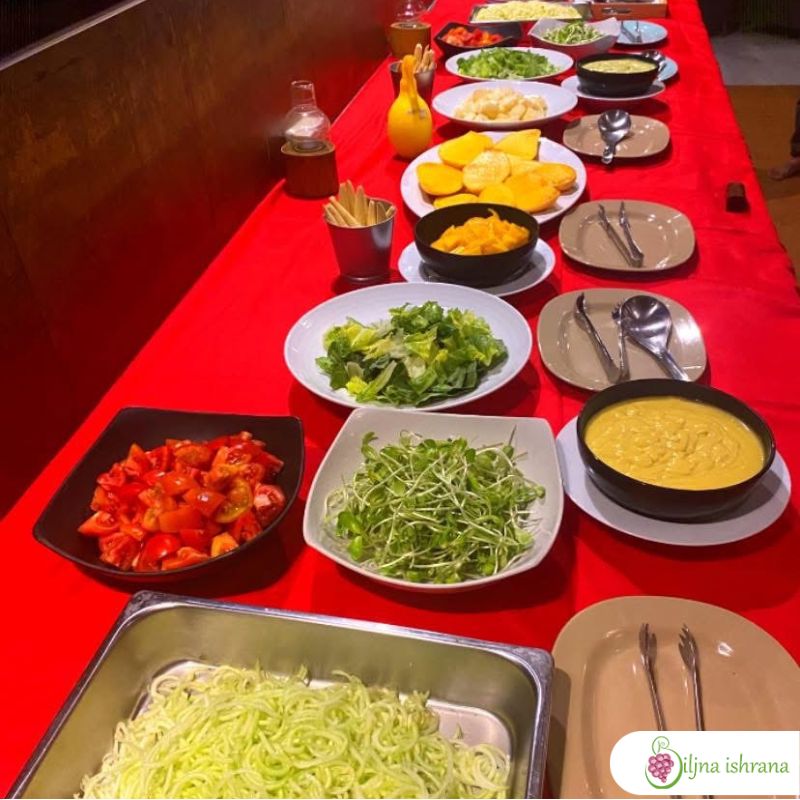 Švedski sto postavljen za večeru na Tajlandskom ritritu Biljne ishrane.