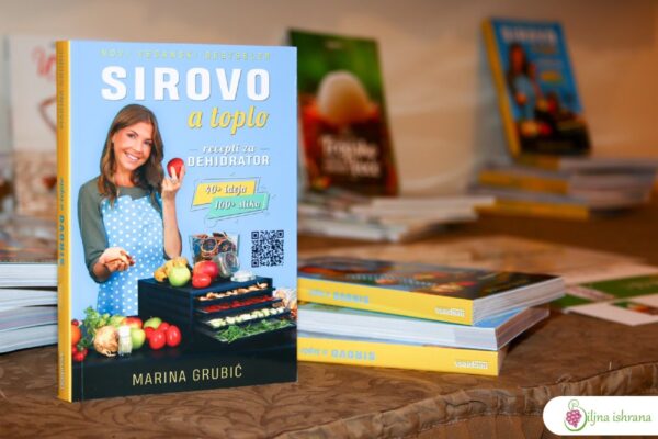 Knjige sirovih biljnih recepata za dehidrator 'Sirovo, a toplo" na promociji knjige u Zagrebu, mart 2024.