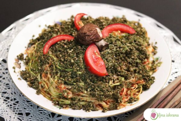 Recept 'Špagete sa pestom od brokolija' iz knjige recepata za dehidrator 'Sirovo, a toplo'.