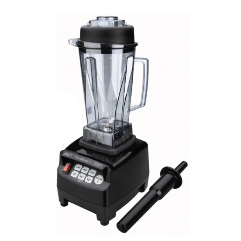 Blender JTC Omniblend TM-800, crne boje, bokal od 2l, slikan iz desnog ugla, iskošeno stoji, potiskivač leži pored blendera.