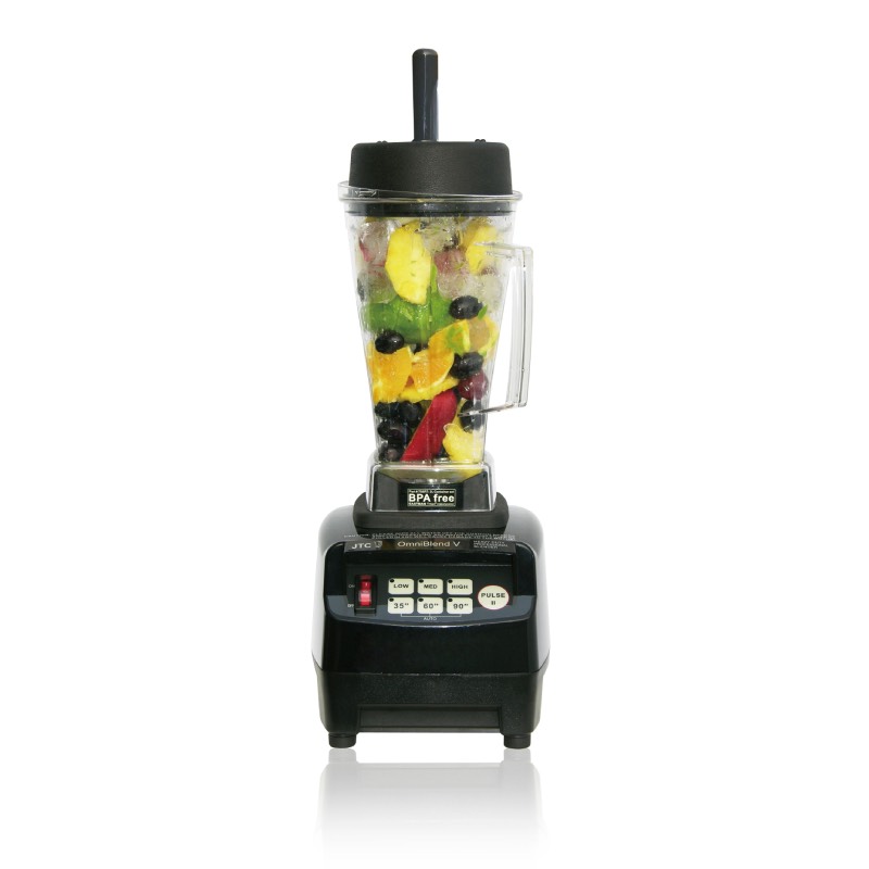 Blender JTC Omniblend TM-800, crne boje, bokal od 2l, slikan od napred, bokal je pun šarenog voća.