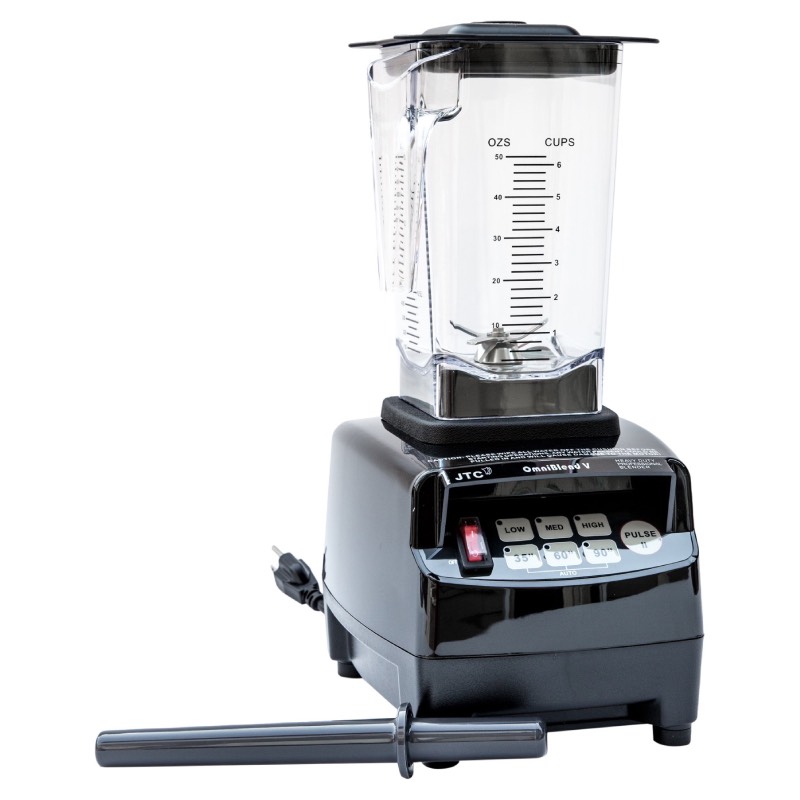 Blender JTC Omniblend TM-800, crne boje, bokal od 1,5l, slikan iz levog ugla, iskošeno stoji, potiskivač leži ispred blendera.