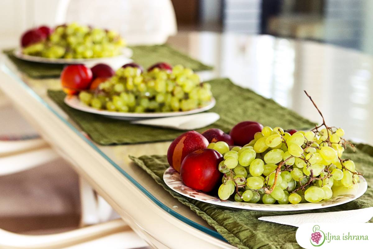 Primer jednostavnog obroka na sirovoj biljnoj ishrani: grožđe i nektarine. 