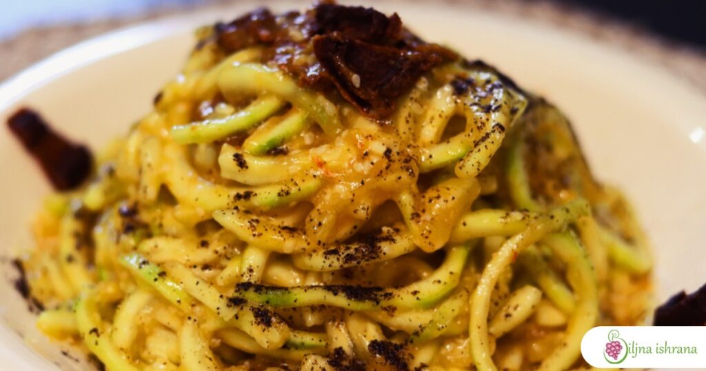 Sirova veganska pasta karbonara na tanjiru.