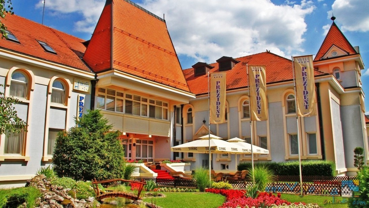 Hotel 'Prezident' na Paliću, Srbija, jeste mesto na kojem se održava 'Palićki festival voća'. U ovom hotelu gosti dobijaju udoban smešta, ljubazno osoblje na usluzi i priliku da borave u prelepoj prirodi Palićkog jezera.