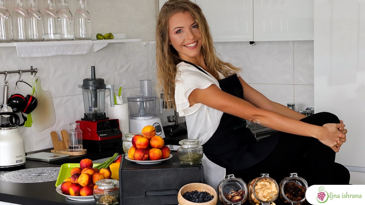 Marina sa 'Biljne ishrane' je kreatorka sirovih biljnih recepata i autorka knjige 'Sirovo, a toplo' u kojoj vi dobijate 40 recepata za pripremu sveže biljne hrane u dehidratoru.