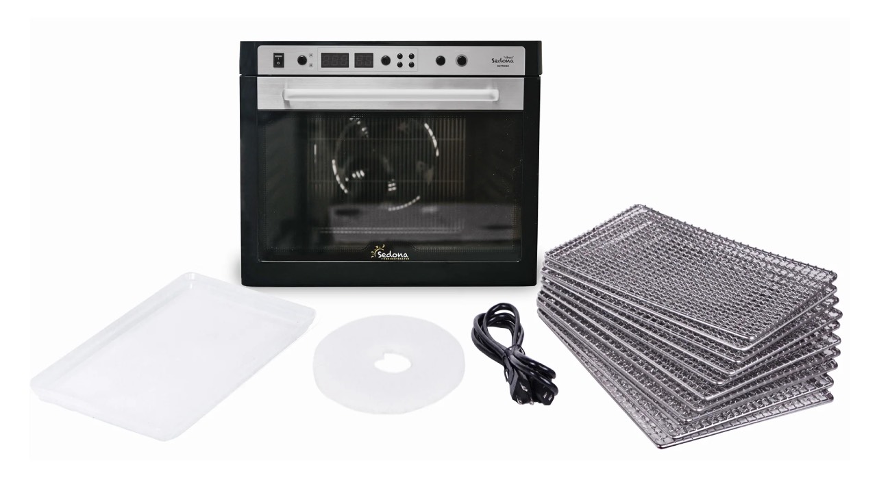 Kada naručite dehidrator 'Sedona Supreme' dobijate: dehidrator, 9 perforiranih polica od nerđajućeg čelika, policu za čišćenje unutrašnje komore dehidratora, gajtan za struju, filter za vazduh i uputstvo za upotrebu. Naručite vaš dehidrator lagano i bezbedno na sajtu 'Biljna ishrana'.