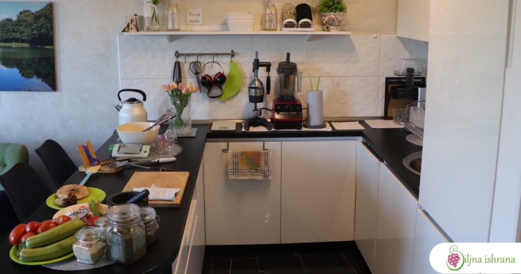 Kuhinja u kojoj se priprema sirova veganska pasta taljatele u bologneze sosu.