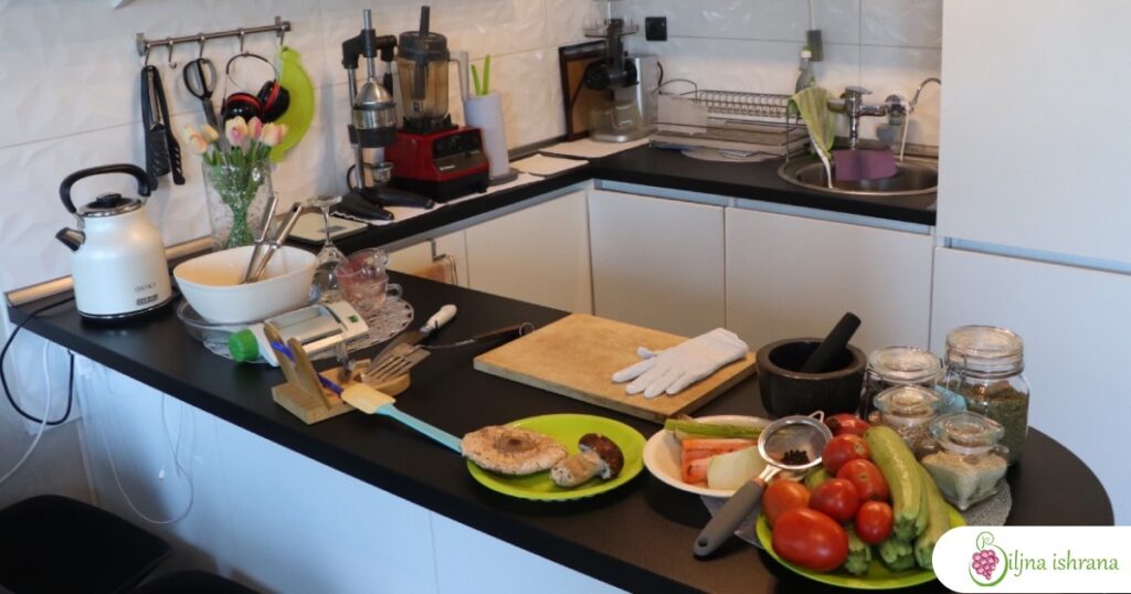 Sastojci za sirovu vegansku pastu taljatele u bologneze sosu.