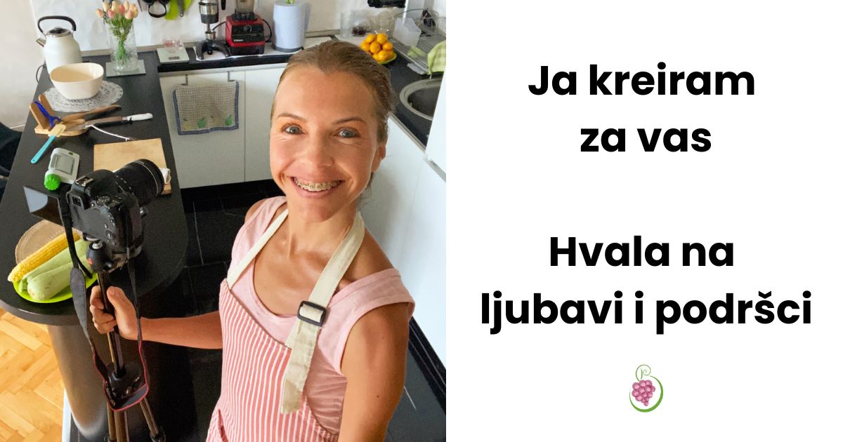 Marina sa Biljne ishrane stoji u svojoj kuhinji pored kamere. Sa desne strane slike je natpis koji poziva na uplatu donacije.Na slici se nalazi i logo Biljne ishrane.