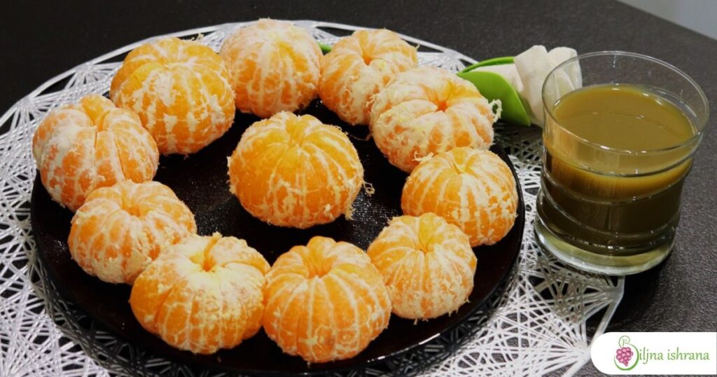 Primer doručka na sirovoj ishrani: mandarine i sok od celera.