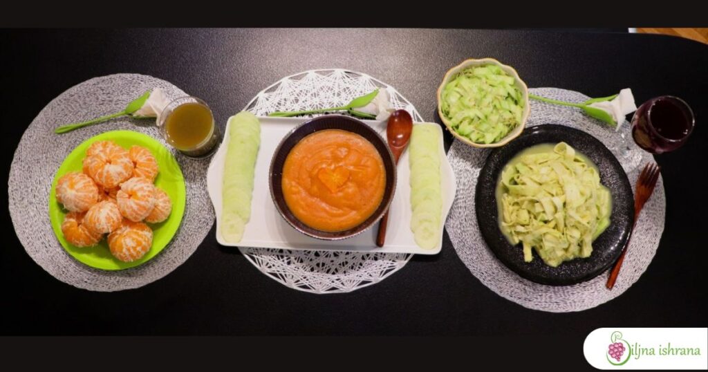 Tri obroka iz jelovnika sirove biljne ishrane. Mandarine i sok od celera za doručak. Puding od japanskih jabuka i krastavac za ručak. Sok od nara i naranže, sirovi veganski makaroni sa sirom i salata od krastavaca i mikrobilja za večeru.