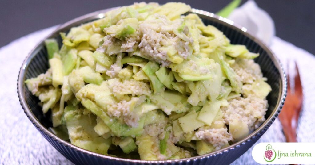 Sirove veganske makarone sa sirom u činiji.