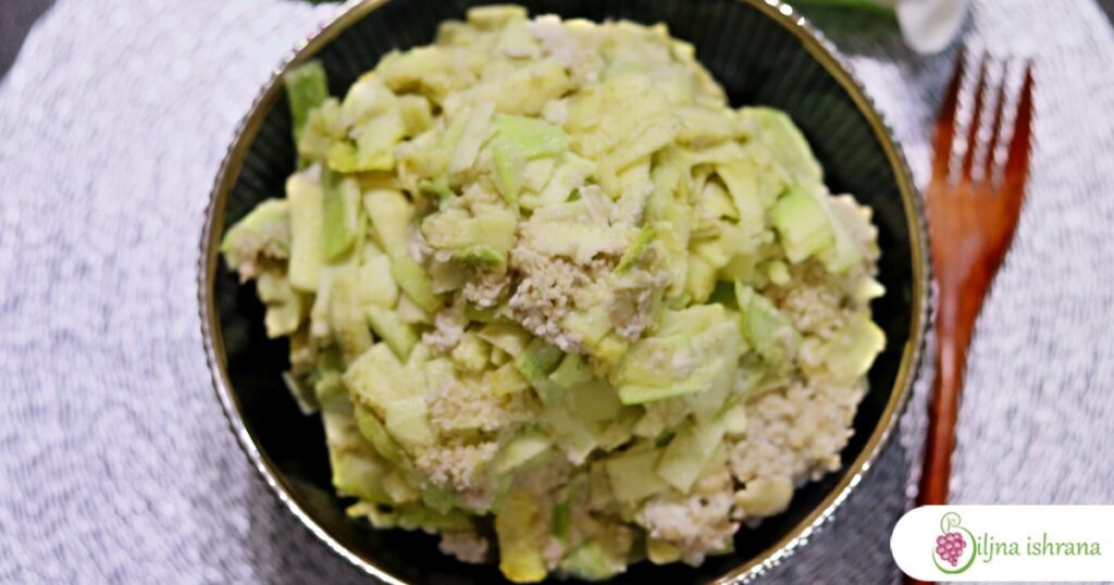 Sirove veganske makarone sa sirom u činiji, slikane od gore.