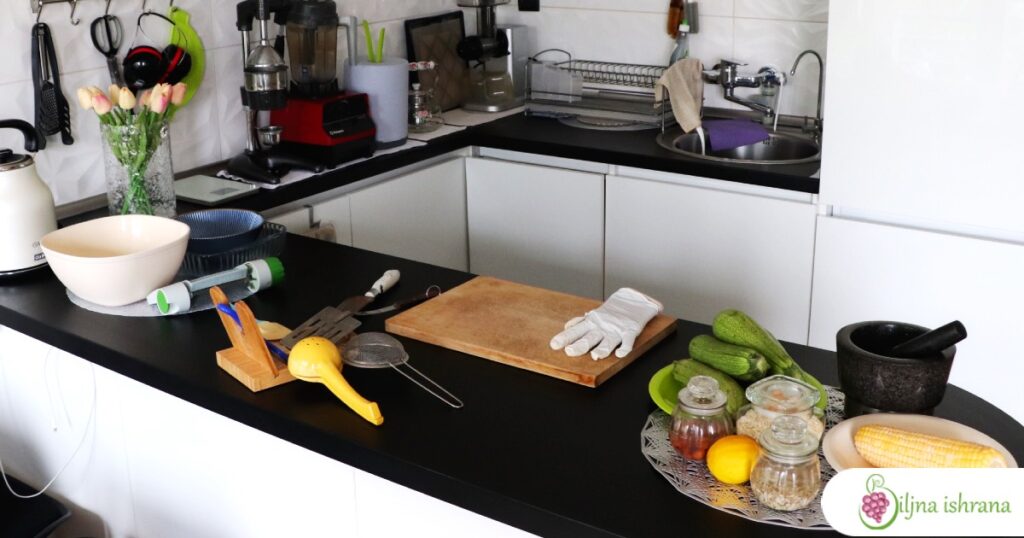 Sastojci za sirove veganske makarone sa sirom.