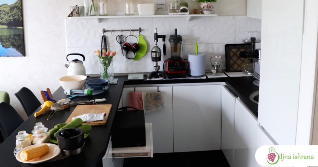 Kuhinja u kojoj se pripremaju sirove veganske makarone sa sirom.