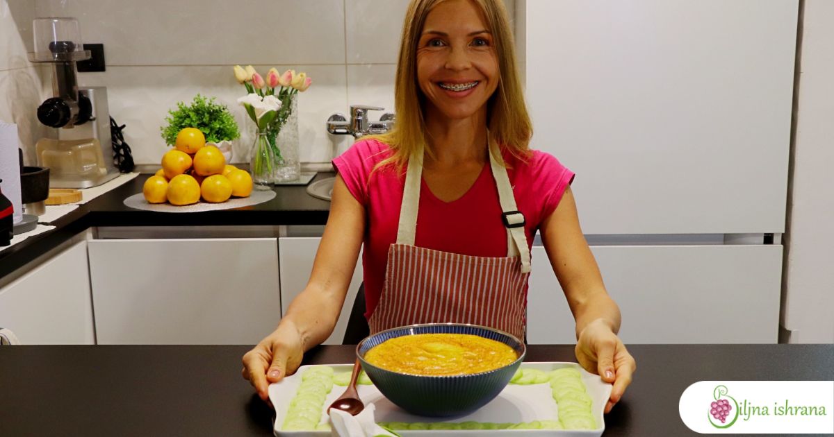 Marina sa Biljne ishrane sedi za stolom na kojem je poslužen sirov veganski ručak od pudinga od japanskih jabuka i krastavca.