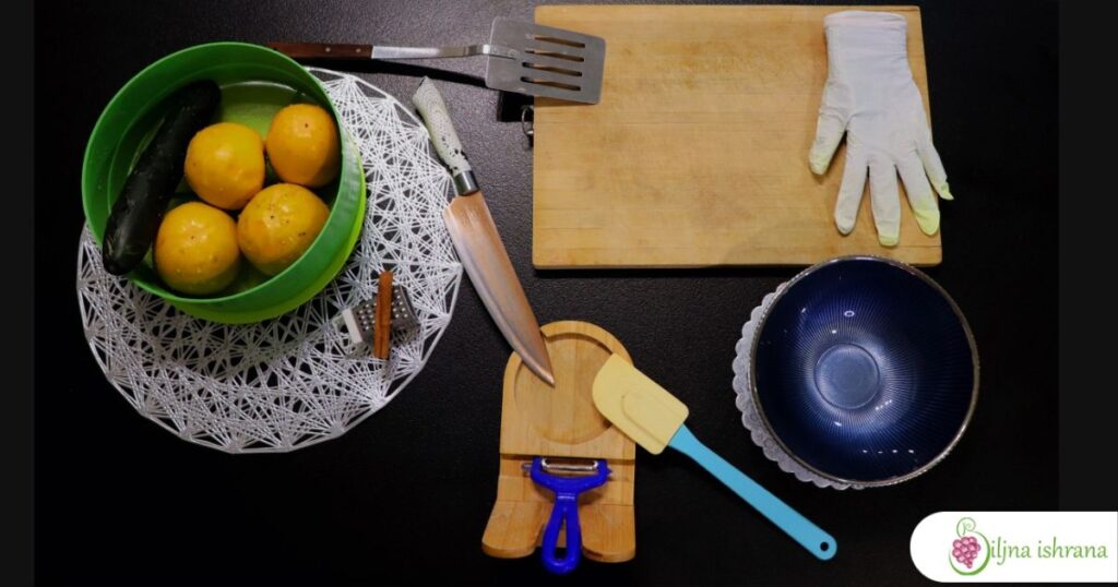 Sastojci i oprema za pripremu ručka na sirovoj biljnoj ishrani - puding od japanskih jabuka i krastavac.