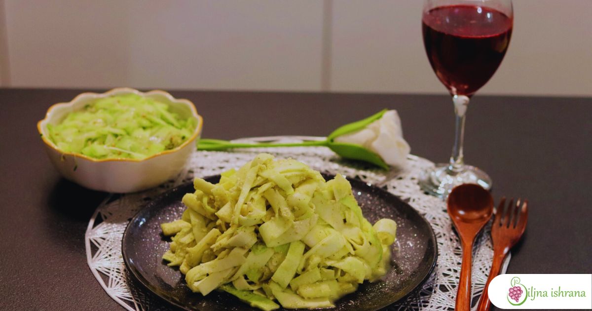 Primer večere na sirovoj ishrani: sirovi veganski makaroni sa sirom, salata od krastavava i mikrobilja, sok od nara i narandže.