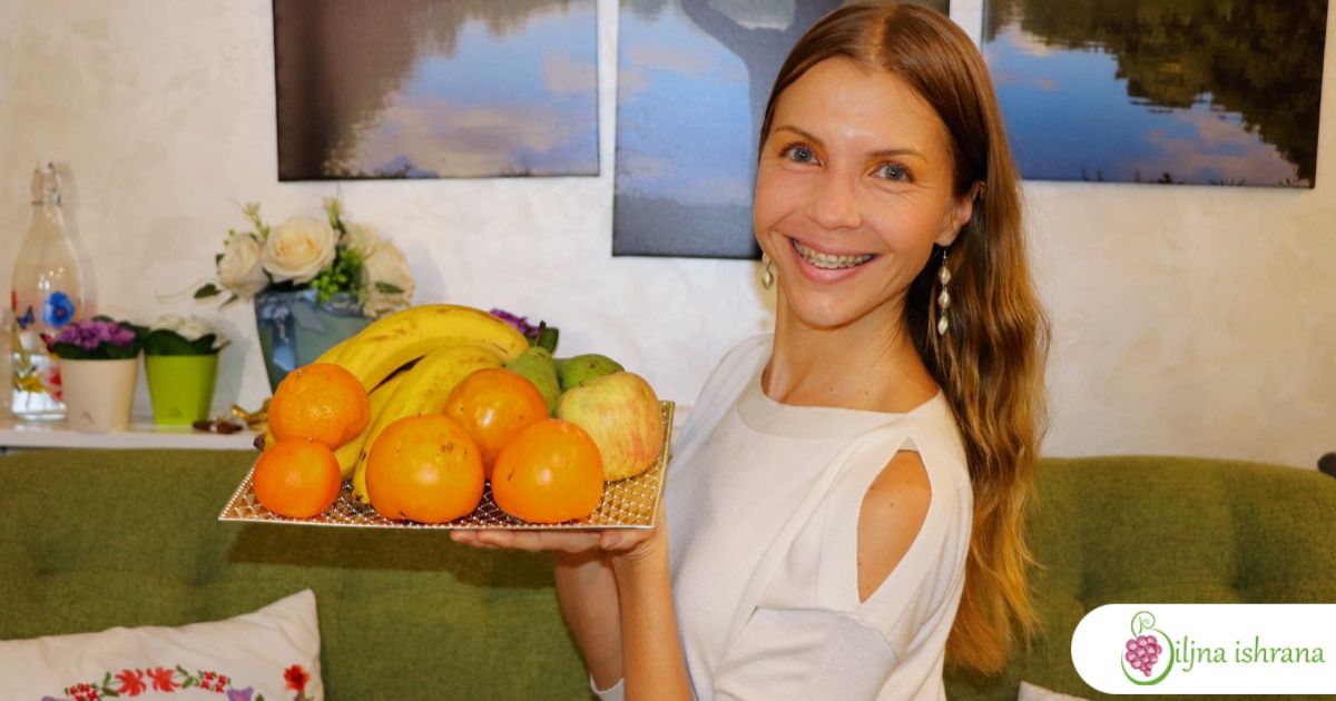 Marina sa Biljne ishrane drži tanjir sa voćem i smeje se prema kameri.