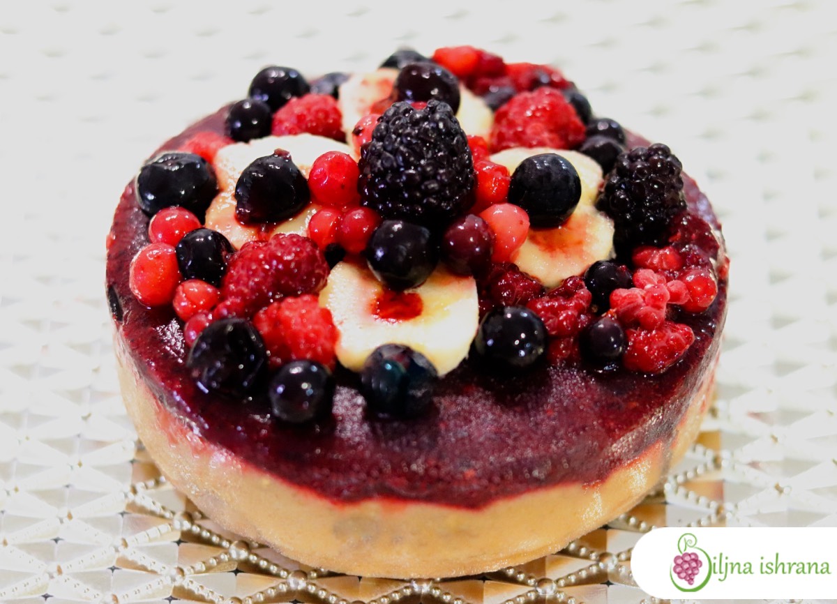 Mini verzija sirove veganske torte od banana i bobičavog voća.