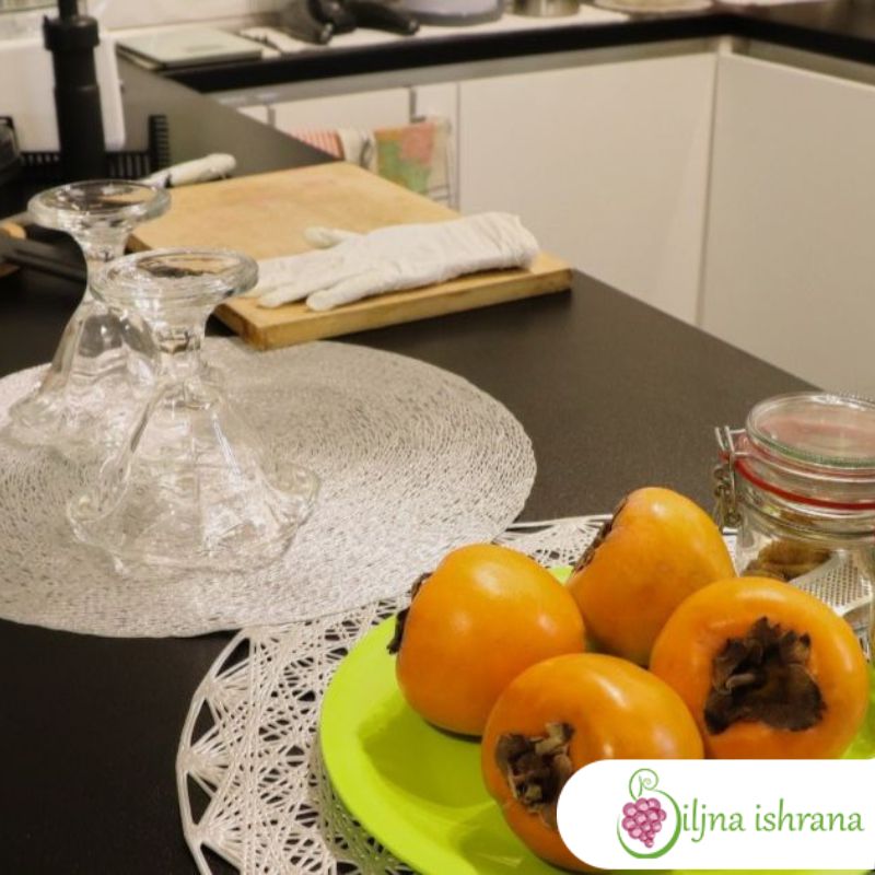 Japanske jabuke na kuhinjskom pultu i činije za posluživanje pudinga.