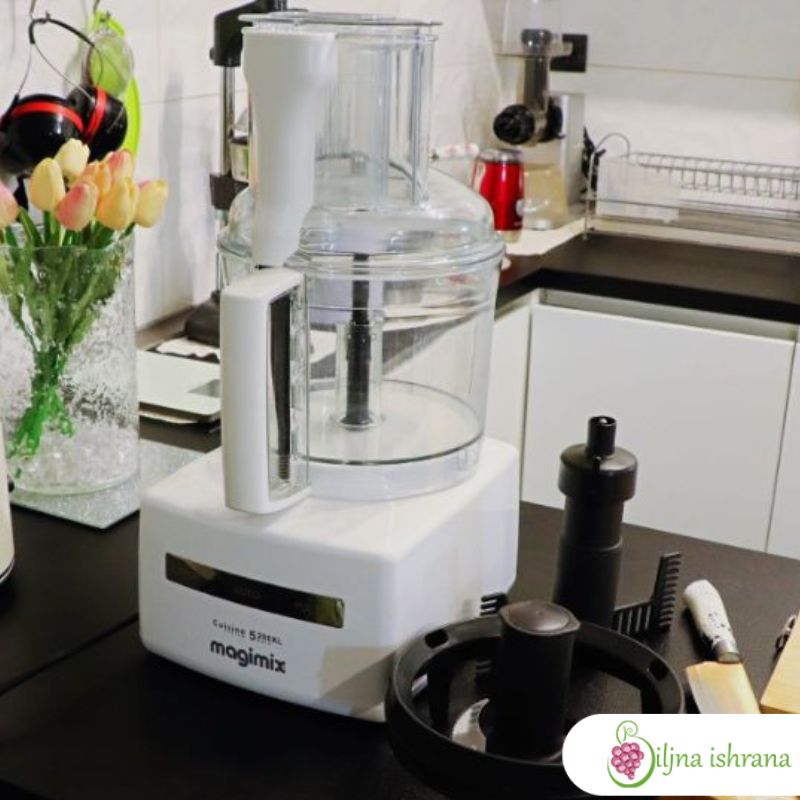 Multipraktik Magimix na kuhinjskom pultu.