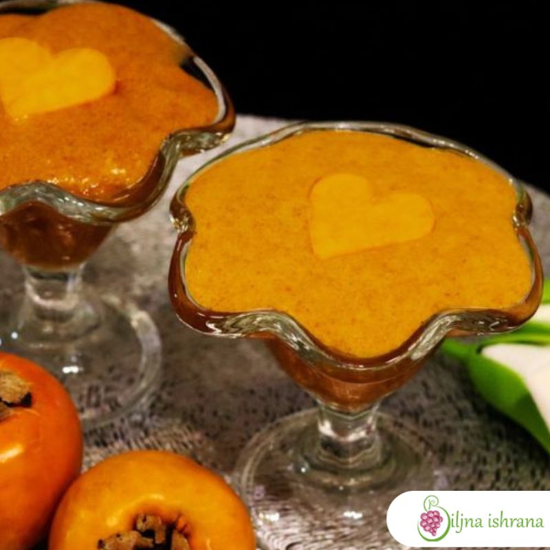 Puding od japanskih jabuka u staklenoj činiji za posluživanje pudinga. Pored činije je još jedna činija puna pudinga od japanskih jabuka. Ispred činije su dve cele japanske jabuke.